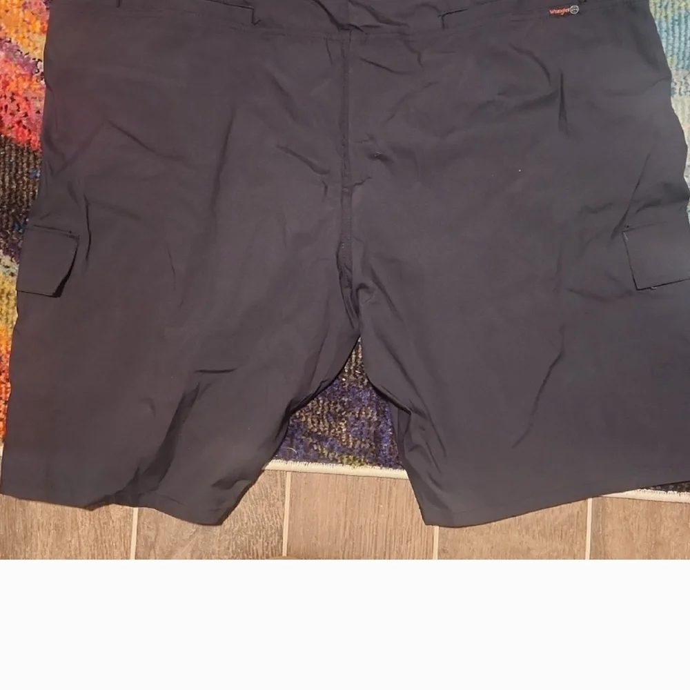 Wrangler Men's Dark Gray Cargo Shorts - Picture 2 of 4